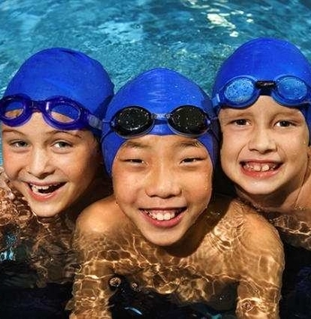 Crianças e adultos aproveitam as aulas de natação no clube Sabiás
